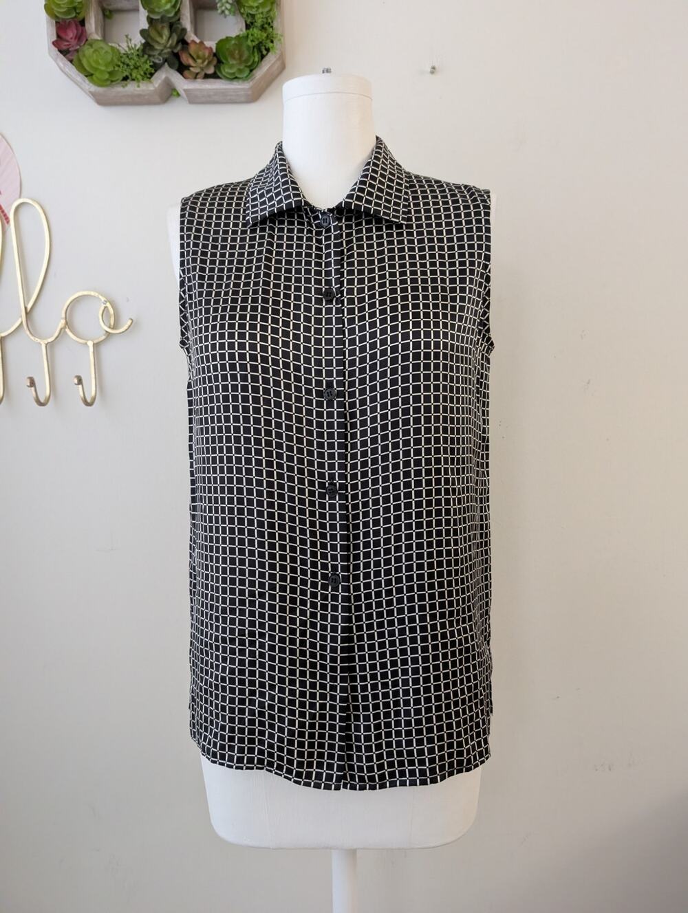 Jones New York 100% silk vintage sleeveless button front top